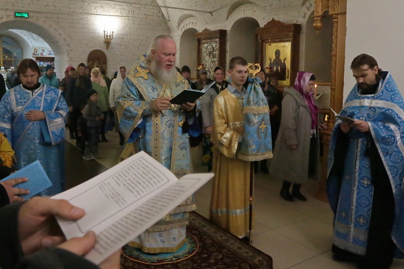 В канун великого праздника Покрова Пресвятой Богородицы в Богоявленском соборе Кургана состоялось торжественное богослужение перед ковчегом с частицами реликвий, связанных с земной жизнью Пресвятой Богородицы