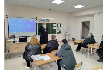 Настоятель зауральского храма выступил на родительском собрании по выбору модуля
