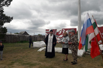 В День памяти и скорби настоятель гладковского храма возложил цветы к мемориалу погибшим