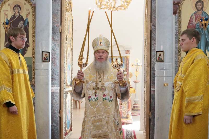 В день памяти священномученика Петра, митрополита Крутицкого и Коломенского, Местоблюстителя Патриаршего Престола (+1937 г.), митрополит Иосиф совершил Божественную Литургию в Богоявленском соборе