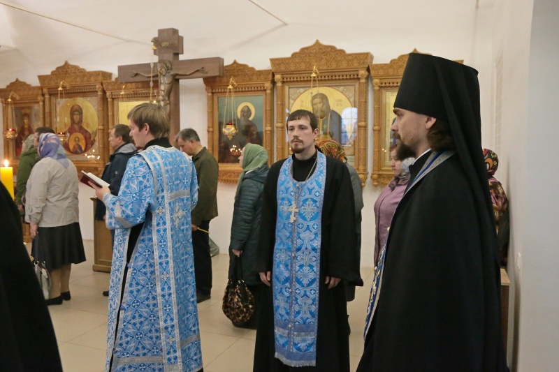 В великий праздник Покрова Пресвятой Богородицы в Богоявленском соборе Кургана состоялись богослужения перед ковчегом с частицами Покрова, Ризы и Пояса Пресвятой Богородицы