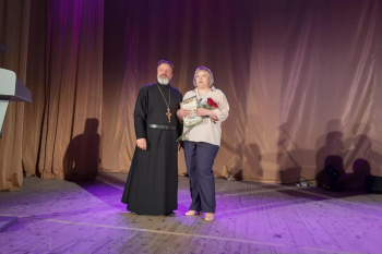 В Петухово священник поздравил соцработников с профессиональным праздником