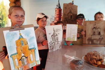 В Кургане дети на каникулах рисовали православный храм