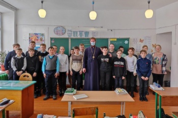 В селе Глядянском священник рассказал шестиклассникам о Рождестве