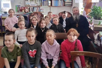 В Зауралье сельский священник в библиотеке рассказал 4-классника о православной книге