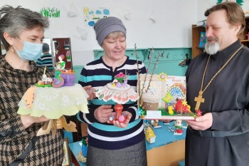 В городе Петухово священник наградил победителей двух пасхальных конкурсов