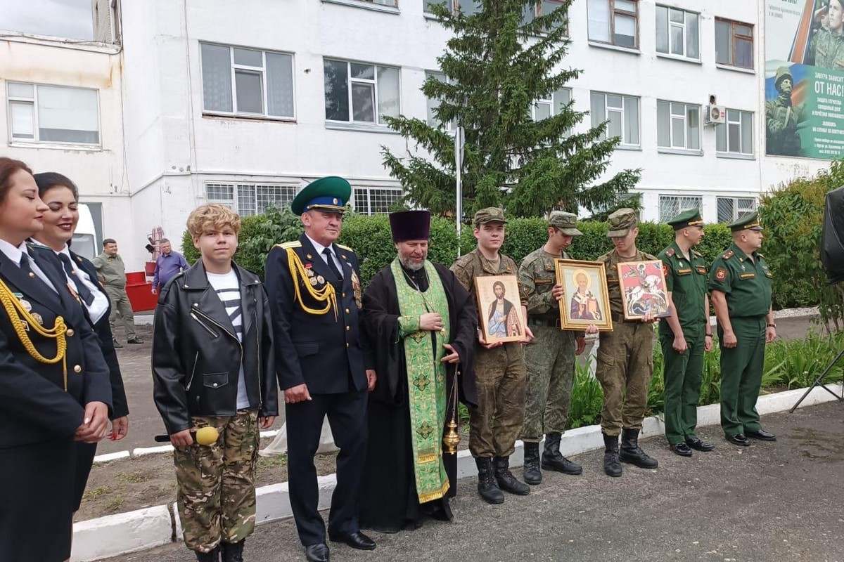 В Кургане священник благословил призывников на доблестную армейскую службу