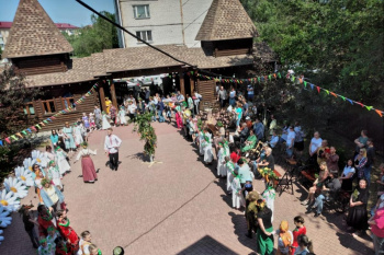 В Кургане священник выступил перед участниками «Троицких гуляний»