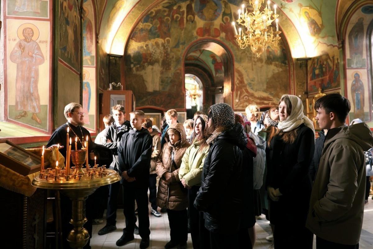 Священник провёл экскурсию по главному храму Кургана для учеников гимназии №30