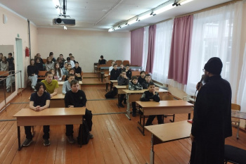 Настоятель курганского храма святой Матроны провёл уроки для учеников школы №48