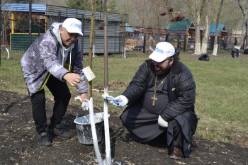 В Кургане на территории воскресной школы «Покров» прошёл традиционный субботник