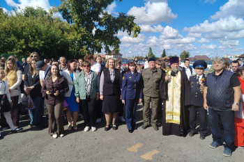 В Кургане настоятель 1 сентября подарил коллективу школы икону