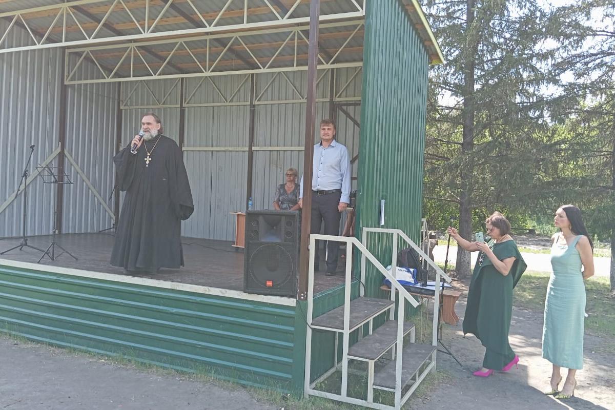 В Кургане ключарь кафедрального собора открыл праздник в ТОС «Тополя» |  09.07.2024 | Курган - БезФормата