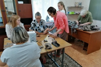 «Мастерицы» из швейной мастерской при Троицком приходе продолжают свои занятия