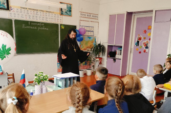 Священник из села Половинное провёл беседу о духовности и нравственности в Новобайдарской школе