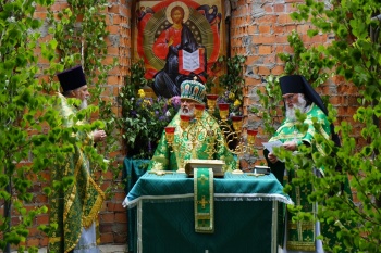 В Варгашах праздничная Троицкая служба прошла в строящемся храме