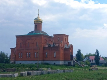 Купол строящегося храма в райцентре Половинное одевается в зеленое железо