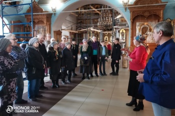 В Богоявленском соборе Кургана живописец Сергей Осипов провел экскурсию для представителей «Всероссийского общества глухих»