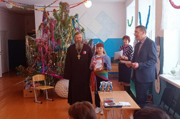 В Зауралье сельский священник  принял участие в школьном новогоднем празднике