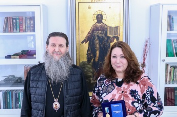 Митрополит Даниил вручил церковную награду автору православных фильмов Елене Саенко
