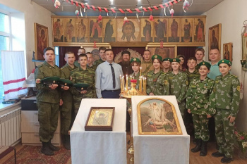 Кадеты курганской школы посмотрели фильм в летнем кинотеатре храма святой Матроны