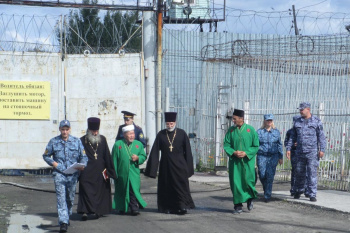 Курганский священник в составе межрелигиозной группы посетил исправительные учреждения Зауралья