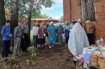 Курганский священник совершил молебен у стен разрушенного храма
