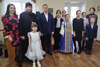 Дети из курганского храма Матроны Московской поздравили с наступающими праздниками сотрудников ЗАО «Глинки»