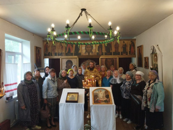 Группа паломников из Кургана посетила храм в микрорайоне Глинки