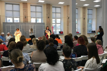 В Кургане актёры из Челябинска показали спектакль о проблемах материнства