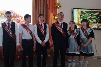 В Половинном священник поздравил выпускников