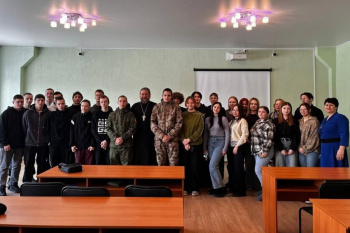 Священник из Зауралья провёл урок мужества для студентов курганского техникума