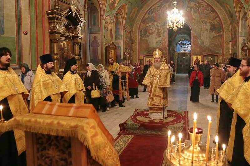 В день памяти святого апостола и евангелиста Иоанна Богослова митрополит Курганский и Белозерский Иосиф совершил богослужения в Александро-Невском кафедральном соборе