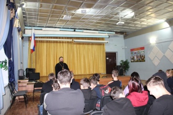 Курганский священник в Центре образования говорил со школьниками о мире, который принёс Христос