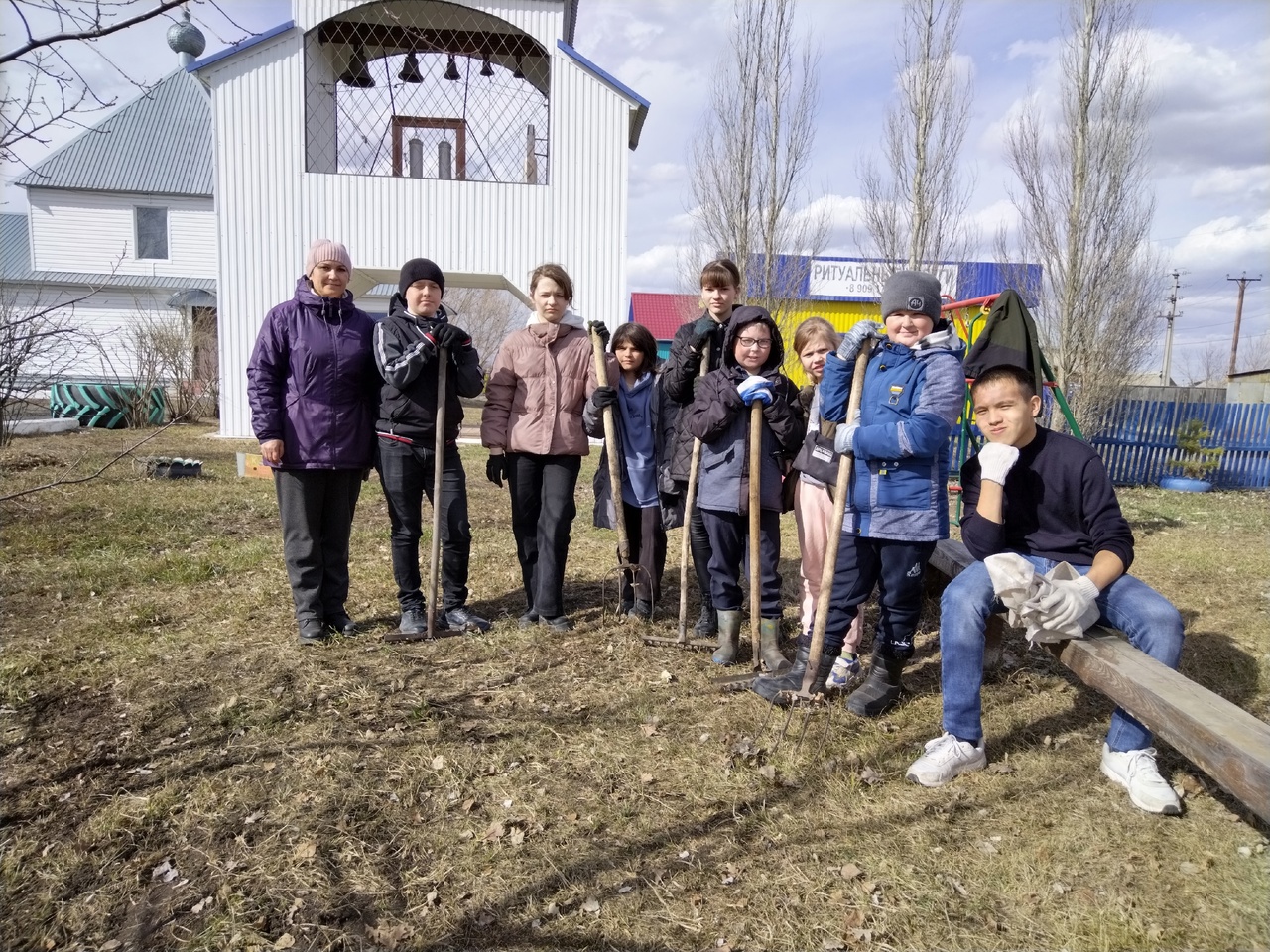 В Макушино подростки помогли очистить прихрамовую территорию | 14.04.2023 |  Курган - БезФормата