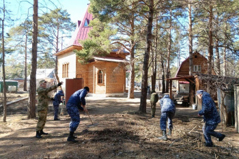 В Кургане росгвардейцы и кадеты навели порядок на территории гарнизонного храма