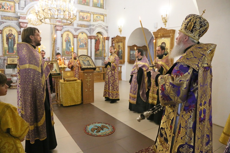 В Неделю 4-ю Великого поста, день памяти преподобного Иоанна Лествичника, митрополит Иосиф возглавил совершение богослужений в Богоявленском соборе города Кургана