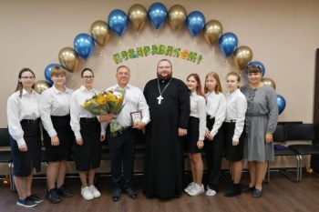 В Кургане воспитанники воскресной школы поздравили благотворителя с юбилеем