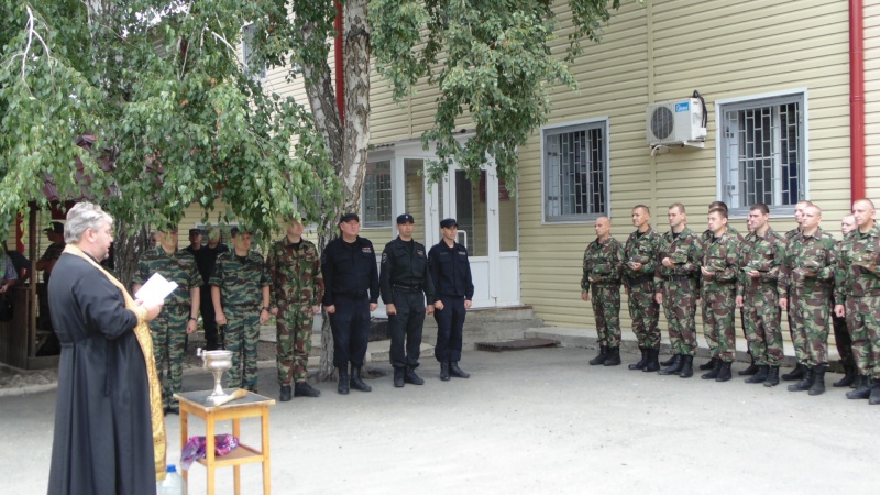 Руководитель епархиального отдела по взаимодействию с Вооруженными силами и Правоохранительными органами протоиерей Михаил Артемов благословил отправляющихся на Северный Кавказ сотрудников Росгвардии