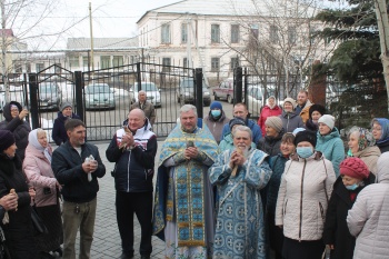 Введенские священник и прихожане в Благовещение выпустили в небо голубей