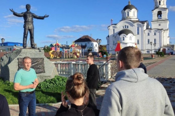 В Частоозерье депутат Государственной думы провёл экскурсию по храму Рождества Христова