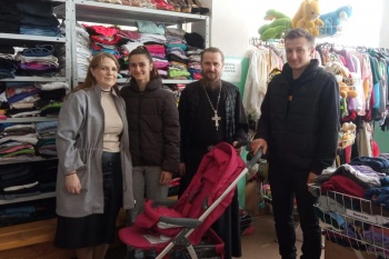 Курганская епархия помогла семье из Украины приобрести коляску для дочки