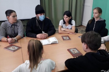 Курганский священник посетил воспитанников реабилитационного центра