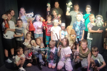 Дети из летнего лагеря при Епархиальной воскресной школе города Кургана узнали секреты мастерства актёров театра кукол