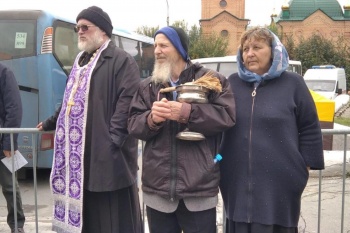 В Кургане священник благословил  мобилизованных зауральцев