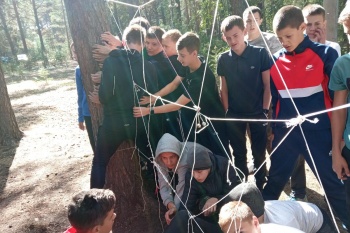 В Зауралье казаки помогли организовать «веревочный курс» для юнармейцев