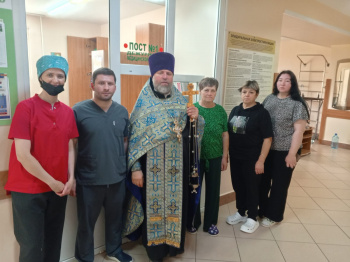В Кургане настоятель Пантелеимоновского храма освятил отделения в двух лечебных учреждениях