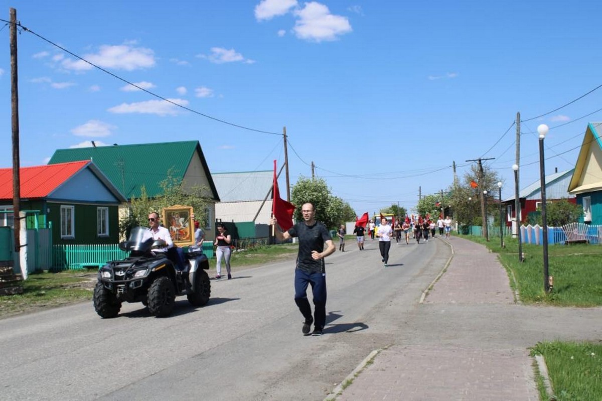 Православные жители села Частоозерье в День Победы провели  забег с иконой