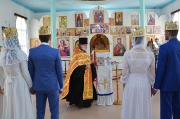 Курганский священник совершил двойное венчание в исправительной колонии