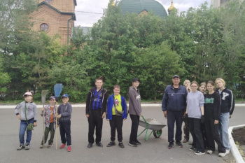 В Кургане священник и школьники занимались благоустройством территории